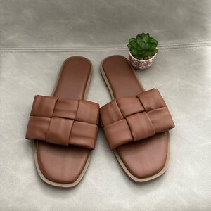 Universal Thread Tan Woven Slide Sandals